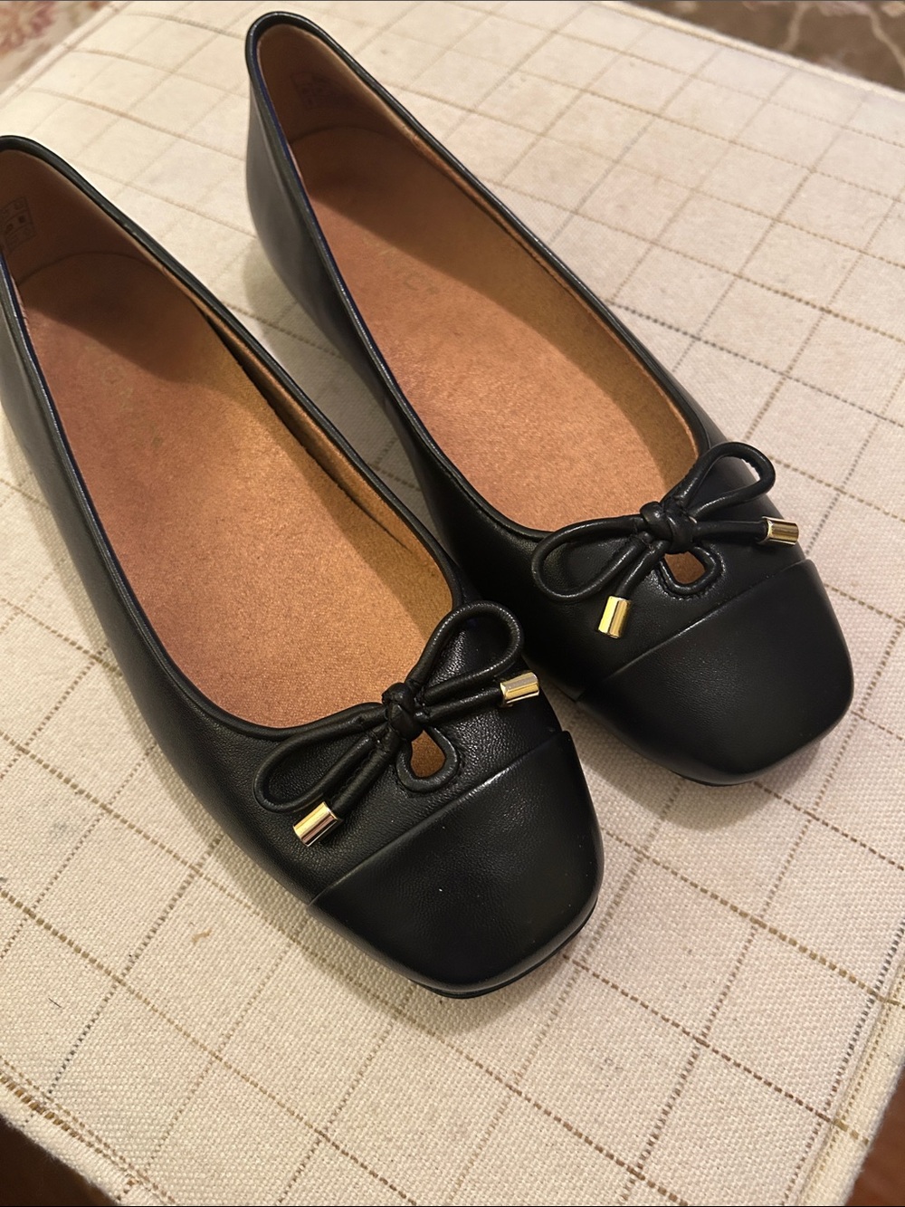 Vionic Klara Black Leather Ballet Flats with Bow and Gold Accents/Brand New - Picture 8 of 8